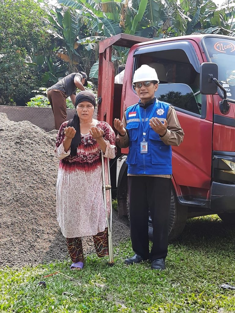 ibu Asih bersama Adang Kadarusman Kepala Lapangan Tim Pembangunan Pundi Amal Mulia (PAM)